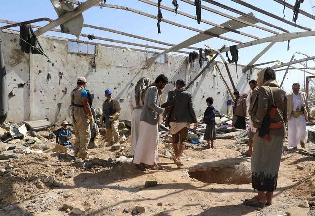 Yemenis check the rubble of a building hit in US strikes in the country's northern province of Saada on April 29, 2025 (AFP photo)
